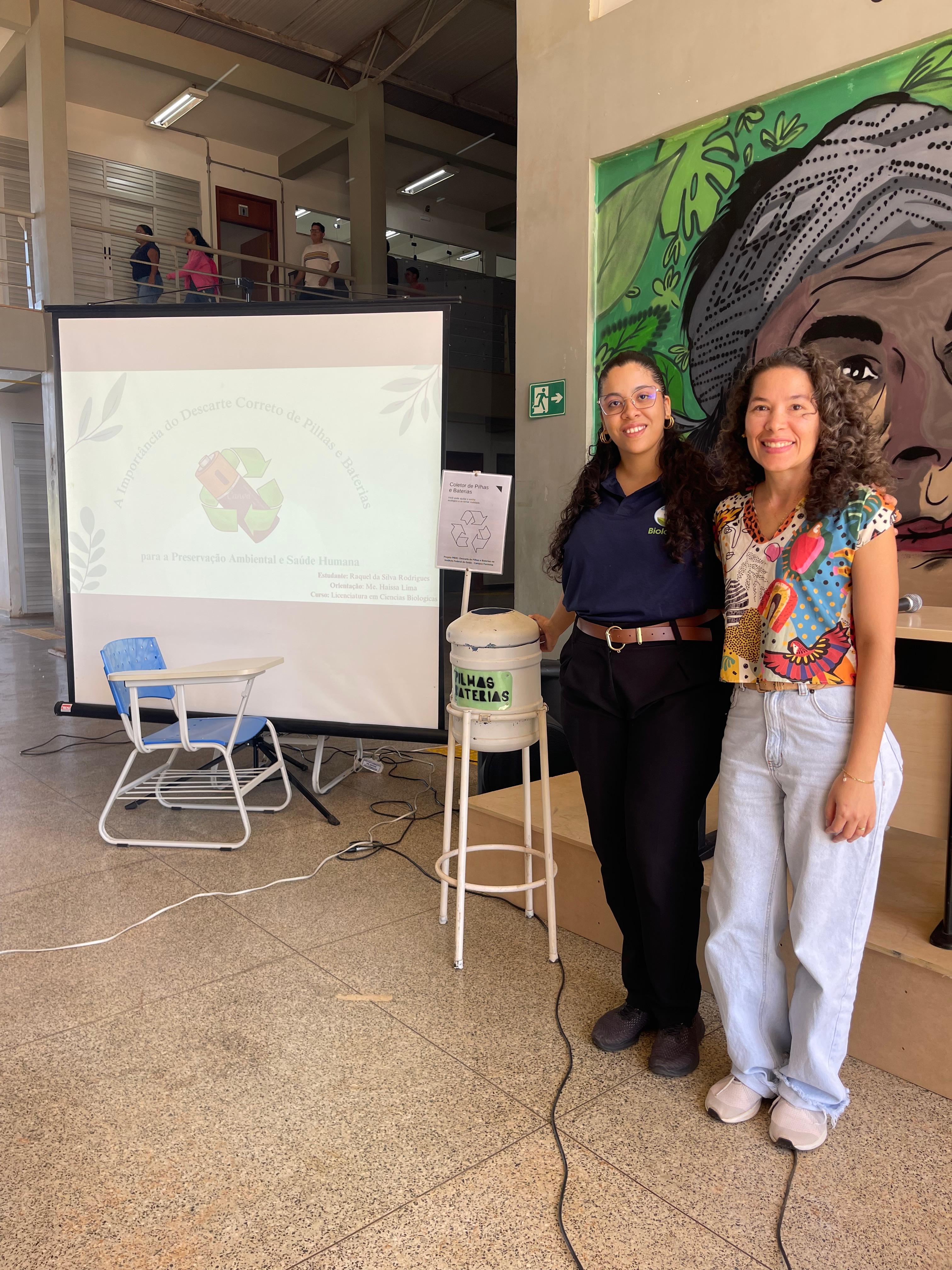 Pesquisadoras apresentam palestra sobre descarte de pilhas e baterias